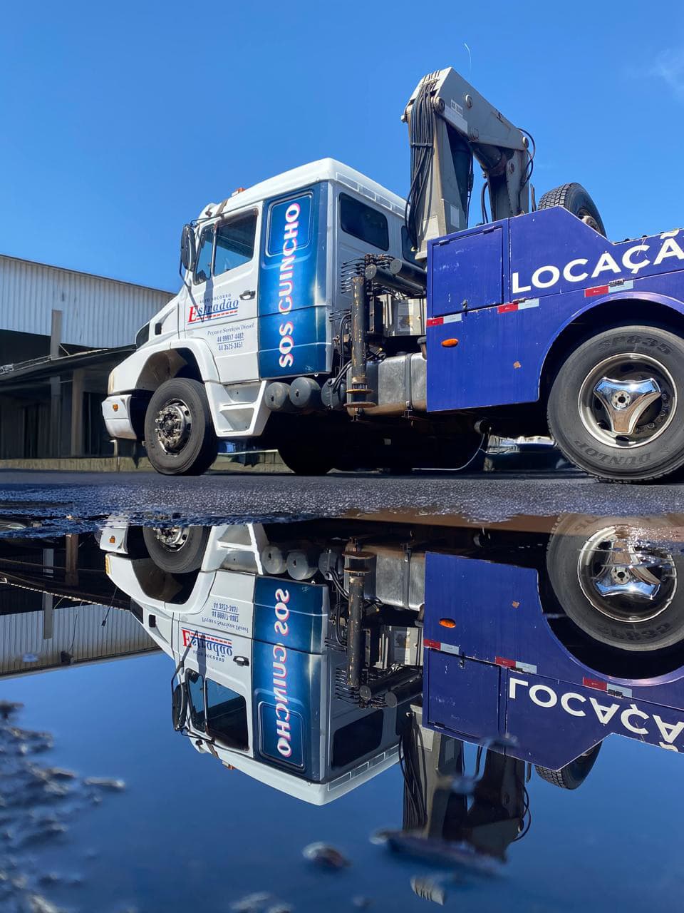 Caminhão guincho Auto Socorro Estradão refletindo na água - Atendimento 24h em Campo Mourão e região